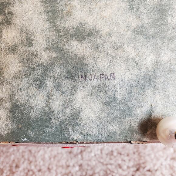 Vintage Sewing Basket - Perfect for Hiding Your Secrets (and Thread) - Picture 8 of 8